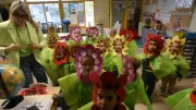 Carnaval printanier à Redessan : les écoliers célèbrent la nature en couleurs