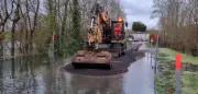 Charente-Maritime : une route surélevée et des bateaux face aux inondations