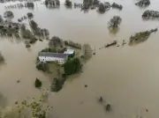 Crues exceptionnelles : quatre départements maintenus en alerte rouge face aux inondations
