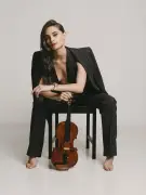 Esther Abrami, violoniste star, en dédicace à la Fnac de Rochefort