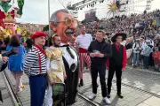 Estrosi crée la surprise au Carnaval de Nice en surgissant sous la grosse tête de Jacques Médecin