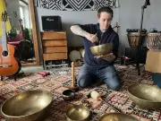 Fabien Lysiak, musicien à Pays-de-Belvès, promeut la sonothérapie avec des bols tibétains