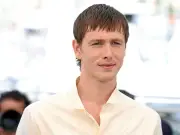 Harris Dickinson se transforme en John Lennon pour le film sur les Beatles de Sam Mendes