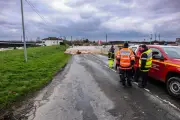 Inondations dans le Val de Garonne : digue rompue à Aiguillon, routes submergées et solidarité en action