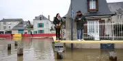 Inondations dans l'Ouest : quatre départements en vigilance rouge, 20 000 foyers sans électricité