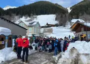 Isère : Évacuation héliportée d'un hameau isolé après une avalanche majeure