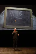 Johann Le Guillerm présente son spectacle minimaliste au théâtre de la Coupe d'or à Rochefort