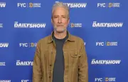 Jon Stewart désamorce la polémique Epstein avec humour sur le Daily Show