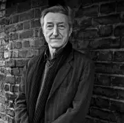 Julian Barnes signe son ultime œuvre avec « Départ(s) », une réflexion sur le temps et la mémoire