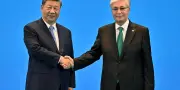Kazakhstan : Des manifestants risquent 10 ans de prison après avoir brûlé un portrait de Xi Jinping