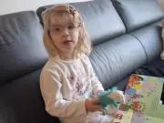 Kélya, atteinte du syndrome de Dias-Logan, et ses parents mobilisent la recherche