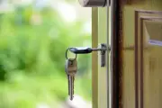 La clé laissée dans la serrure : un faux sentiment de sécurité qui peut coûter cher
