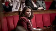 La députée Léa Balage El Mariky jette les amendements au sol pour dénoncer l'obstruction parlementaire