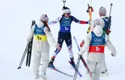 La France décroche l'or olympique en relais mixte de biathlon aux JO 2026