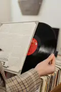 La médiathèque Philippe-Labeyrie accueille Pauline, disquaire de Betty Jane Rose, pour une soirée vinyle