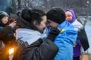 L'amour au-delà de la guerre : une rose pour chaque mois de combat en Ukraine