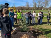 Lanouaille lance son arboretum avec des plantations participatives à la plaine des sports