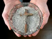 Le Carême débute avec le Mercredi des Cendres : signification et traditions expliquées