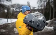 Le CIO disqualifie un skeletoneur ukrainien pour un casque politique, suscitant un tollé