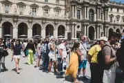 Le Louvre visé par un réseau de fraude à la billetterie, une descente de police démantèle l'escroquerie