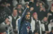 Le PSG écrase l'OM 5-0 dans un Classique sans histoire et reprend la tête de la Ligue 1