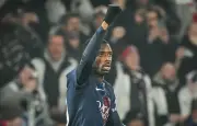 Le PSG écrase l'OM 5-0 et conserve la tête, Lens reste au contact en Ligue 1