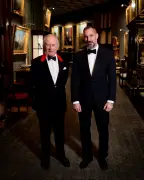 Le smoking en crise sur les tapis rouges : entre rébellion et traditions royales