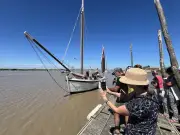 Le Vieux Tape-Cul préserve un dériveur mytilicole historique dans la baie de l'Aiguillon
