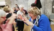 Le yoga du rire, une thérapie gratuite pour les seniors du Périgord