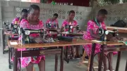 Les Créatrices aux Pieds Nus du Togo cherchent des machines à coudre pour leur autonomie