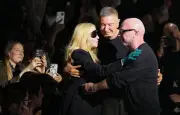 Madonna fait une entrée remarquée au défilé Dolce & Gabbana à Milan