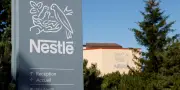 Nestlé recentre son activité sur quatre pôles et se retire des glaces et partiellement des eaux
