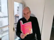 Pascal Fioretto pastiche la new romance et la littérature feel-good depuis La Rochelle