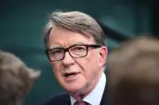 Peter Mandelson arrêté pour soupçons de fuites à Jeffrey Epstein, fragilisant le Labour