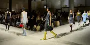 Prada triomphe à Milan avec une collection automne-hiver 2026-2027 conceptuelle et un succès financier insolent