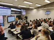 Réforme des diplômes sociaux : cinq métiers impactés par des changements majeurs