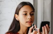 Rouge à lèvres : les astuces pour une tenue parfaite toute la journée