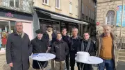 Six séminaristes en mission d'évangélisation sur le marché de Saint-Affrique