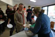 Solidarité en Sud-Gironde : bénévoles et pompiers nettoient les rives de la Garonne