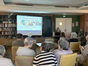 Sophie Limare explore le baiser dans l'art lors d'une conférence à succès à Orthez