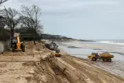 Soulac-sur-Mer lance un réensablement d'urgence face à la houle hivernale menaçante