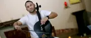 Stas Fekete, violoncelliste ukrainien, joue pour les orphelins de la guerre