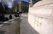 Tags antisémites et croix gammées sur la statue de la République à Paris