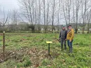 Un verger pour pèlerins voit le jour sur les berges de la Nivelle grâce à des associations locales