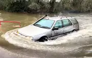 Une Peugeot 405 break de 30 ans traverse des inondations au Royaume-Uni