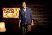 Will Arnett et Laura Dern : une comédie thérapeutique sur la séparation et le stand-up
