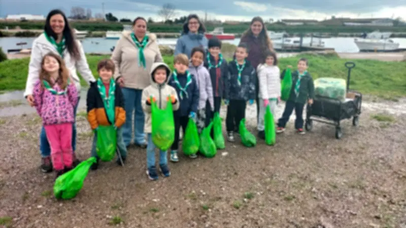 150 scouts de l'Hérault mobilisés pour nettoyer les rives de l'étang de Thau à Mèze