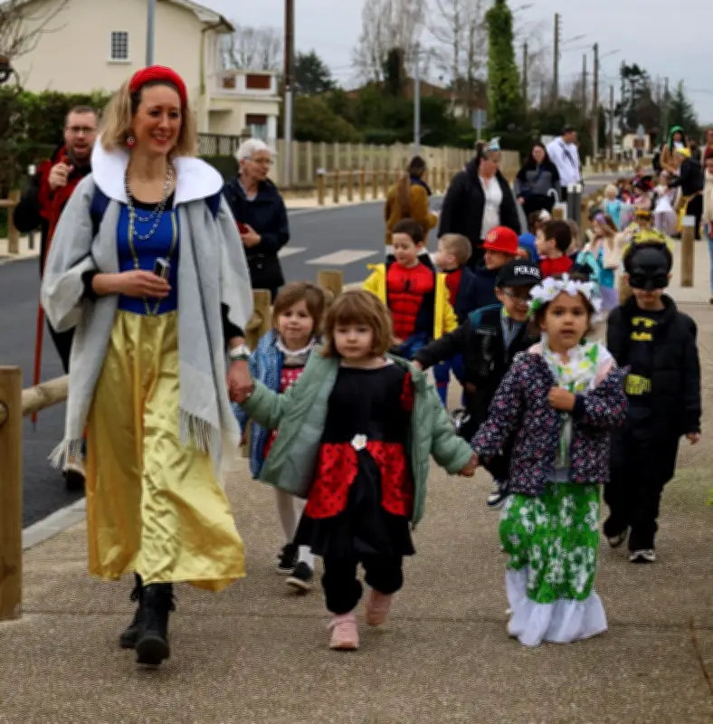 155 enfants de maternelle défilent déguisés dans les rues de Saint-Loubès