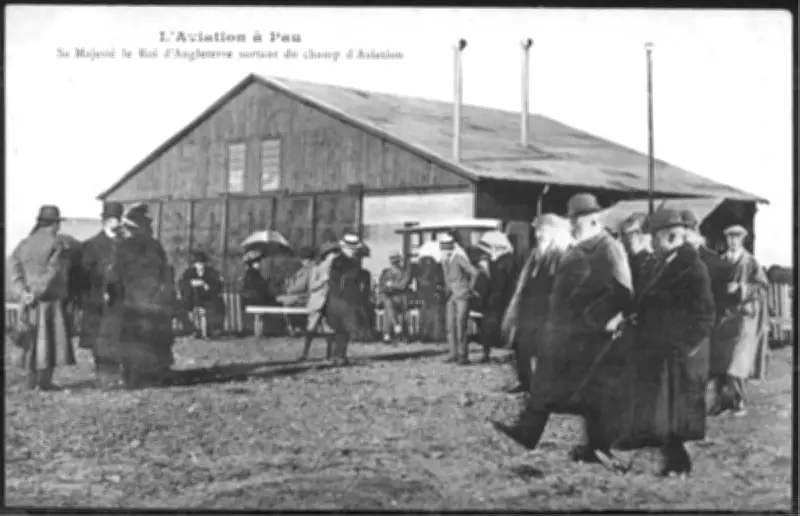 1909 : Le roi Édouard VII assiste au vol des frères Wright à Pau, au cœur de la Belle Époque