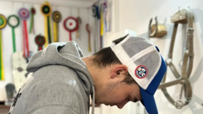 À 21 ans, Mico Lucas ouvre son atelier de sellier-harnacheur à Sernhac